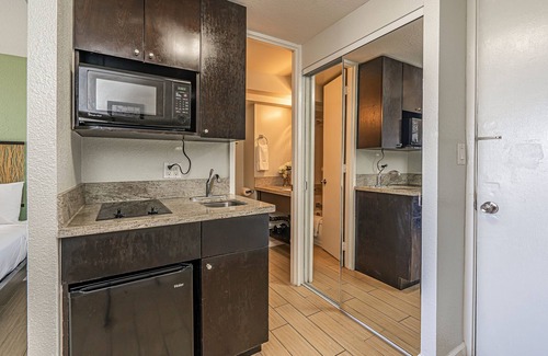 McCully - Moiliili Condominio | Ocean-Diamond Head Waikiki Condo at Island Colony Short Walk to the Beach