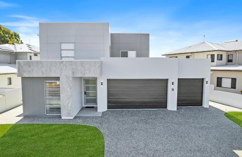 Bongaree Casa | Ocean Escape - Majestic, Luxurious Canal Home