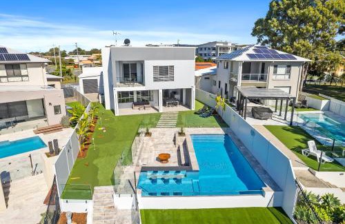 Bongaree Casa | Ocean Escape - Majestic, Luxurious Canal Home