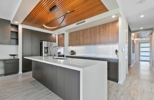 Bongaree Casa | Ocean Escape - Majestic, Luxurious Canal Home