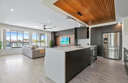 Bongaree Casa | Ocean Escape - Majestic, Luxurious Canal Home