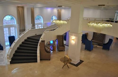 Mid Beach Apartamento | Ocean Front 2 bedroom and 2 bathroom apartment at The Alexander Resort