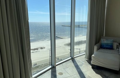 Biloxi Condominio | Ocean Front, Amazing Balcony with Floor to Ceiling Windows. Sunsets & Sunrise.