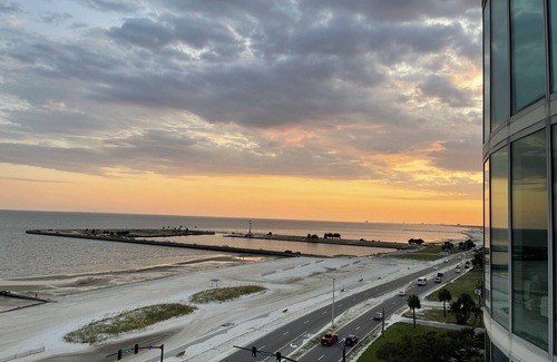 Biloxi Condominio | Ocean Front, Amazing Balcony with Floor to Ceiling Windows. Sunsets & Sunrise.