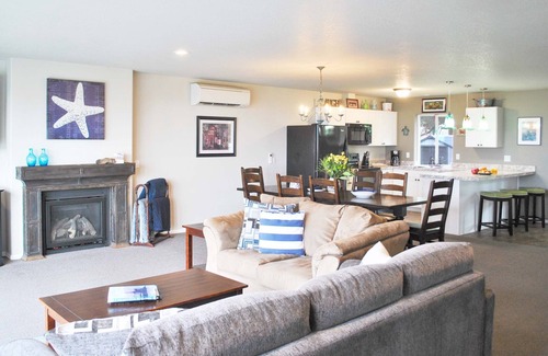 Yachats Casa | Ocean Front, Amazing Views! Hot Tub! Dog Friendly!