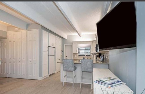 Central Beach Condominio | Ocean front condo, walk to quaint Vero Beach restaurants and shops.