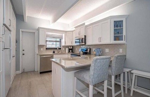 Central Beach Condominio | Ocean front condo, walk to quaint Vero Beach restaurants and shops.