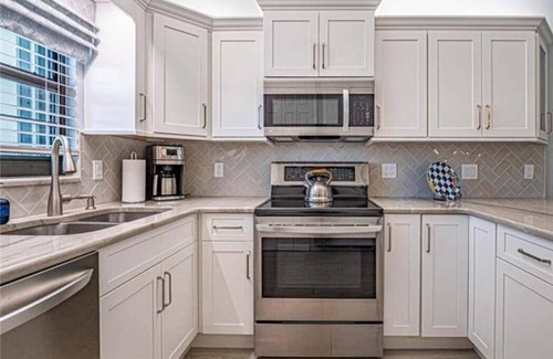 Central Beach Condominio | Ocean front condo, walk to quaint Vero Beach restaurants and shops.