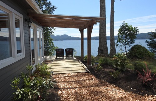 Sooke Cabina | Ocean Front Cottage in Sooke on Vancouver Island Kayaking Hot Tub