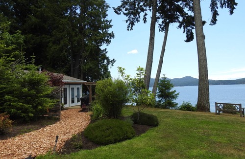 Sooke Cabina | Ocean Front Cottage in Sooke on Vancouver Island Kayaking Hot Tub