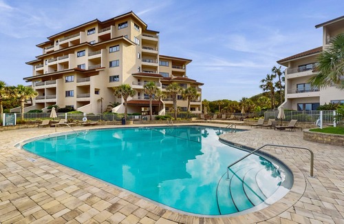 Fernandina Beach Apartamento | Ocean Front Hotel Side Condo with Balcony, WiFi & Shared Pool