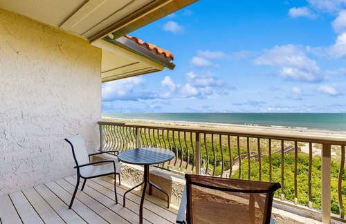 Fernandina Beach Apartamento | Ocean Front Hotel Side Condo with Balcony, WiFi & Shared Pool
