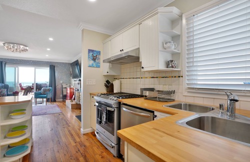 Sharp Park Casa | Ocean Front Home- French Villa - Pacifica-San Francisco! Hear waves and relax!