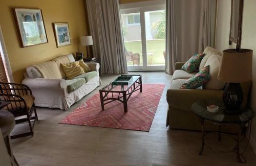 Almont Apartamento | Ocean Front on Crescent Beach