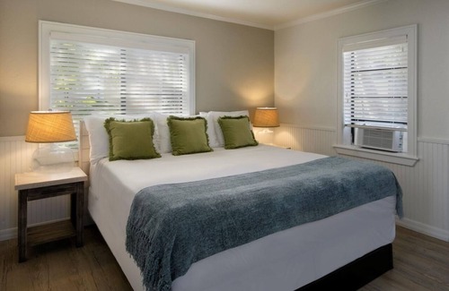 Islamorada Complejo | Ocean Front Studio w/Kitchenette, Pool, Free Parking & Pet Friendly