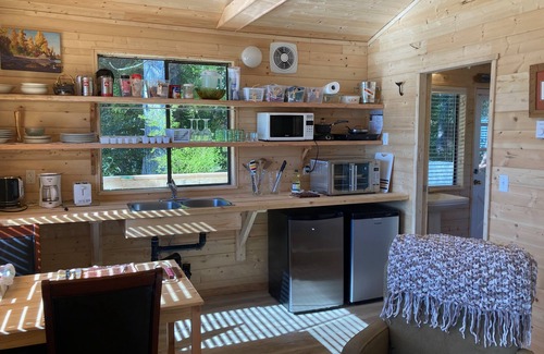 Quatsino Cabina | Ocean Front wilderness Cabin, brand new - Spa bathroom, fully equipped Kitchen