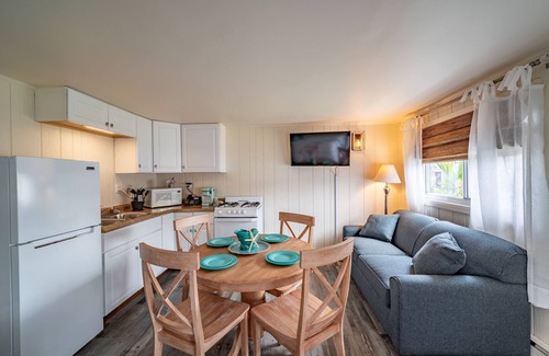 Rehoboth Beach Cabaña | Ocean Glass Inn - Cottage King Efficiency