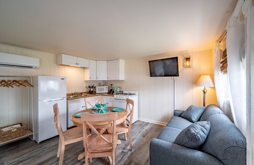 Rehoboth Beach Cabaña | Ocean Glass Inn - Cottage King Efficiency