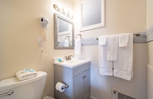 Rehoboth Beach Cabaña | Ocean Glass Inn - Deluxe Cottage Efficiency