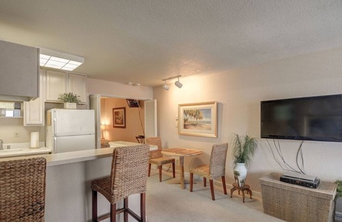 Monterey Condominio | Ocean Harbour 110 - Monterey Condo - Oceanview, Surf Sounds