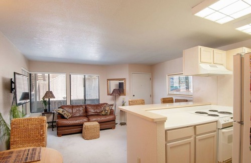 Monterey Condominio | Ocean Harbour 110 - Monterey Condo - Oceanview, Surf Sounds