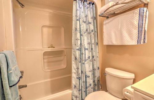 Ocean Isle Beach Apartamento | Ocean Isle Apartment with Balcony, 1 Mi to Beach!