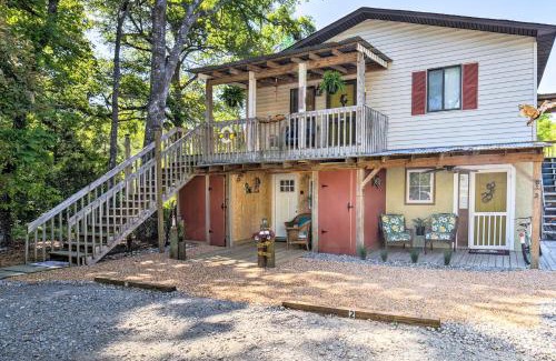 Ocean Isle Beach Apartamento | Ocean Isle Apartment with Balcony, 1 Mi to Beach!