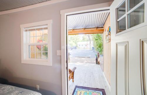 Ocean Isle Beach Apartamento | Ocean Isle Beach Studio with Patio - 1 Mi to Pier!