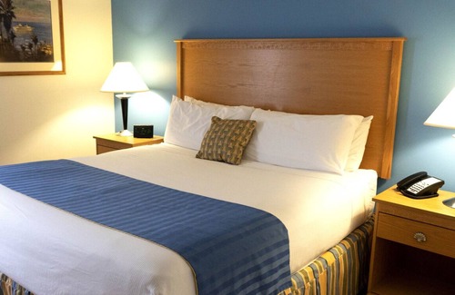 Northeast Virginia Beach Complejo | Ocean Key Resort 1 Bedroom Unit directly across the street from the OCEAN!!