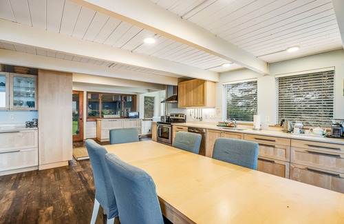Cape Meares Casa | ¡Casa ideal para familias con bañera de hidromasaje privada y acceso a la playa, vistas al océano y al lago!