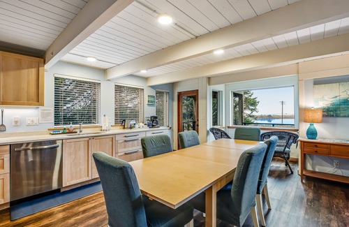 Cape Meares Casa | ¡Casa ideal para familias con bañera de hidromasaje privada y acceso a la playa, vistas al océano y al lago!