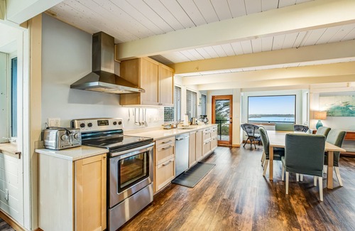 Cape Meares Casa | ¡Casa ideal para familias con bañera de hidromasaje privada y acceso a la playa, vistas al océano y al lago!