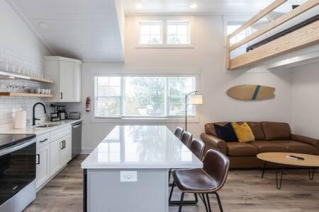 Northeast Virginia Beach Apartamento | Ocean Lofts in the Vibe #8 - 5 min walk to beach