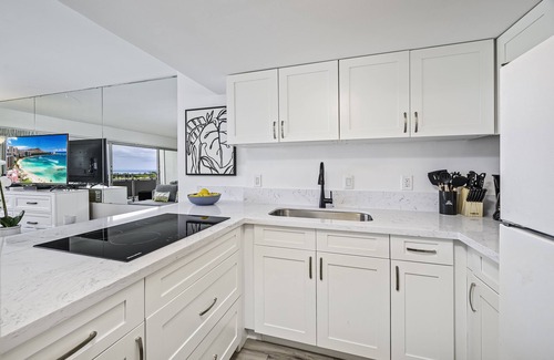 Waikiki Condominio | Ocean & Marina Views at Ilikai Hotel by the Beach w/Great Building Amenities