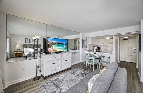 Waikiki Condominio | Ocean & Marina Views at Ilikai Hotel by the Beach w/Great Building Amenities