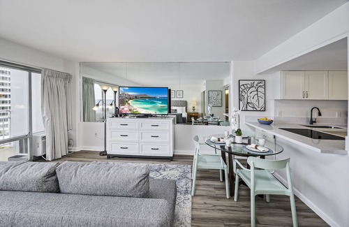 Waikiki Condominio | Ocean & Marina Views at Ilikai Hotel by the Beach w/Great Building Amenities