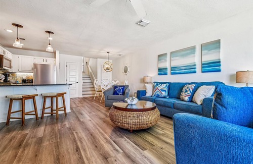 East End Condominio | OCEAN MILE I-6 is a beautiful 2 bedroom/2.5 bath townhome with amazing views!