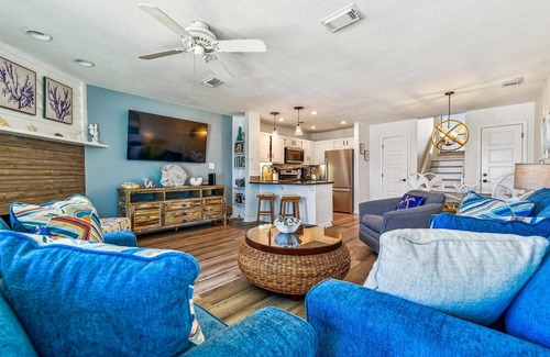 East End Condominio | OCEAN MILE I-6 is a beautiful 2 bedroom/2.5 bath townhome with amazing views!