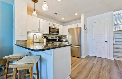 East End Condominio | OCEAN MILE I-6 is a beautiful 2 bedroom/2.5 bath townhome with amazing views!