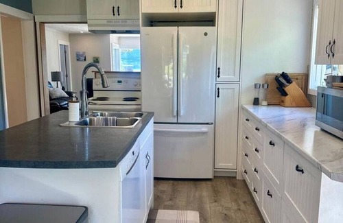 Bowen Island Casa | Ocean & Mountain View Captain's Cottage