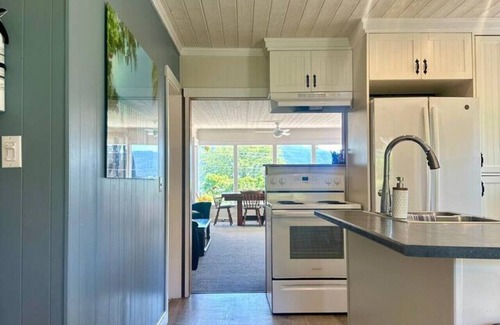 Bowen Island Casa | Ocean & Mountain View Captain's Cottage