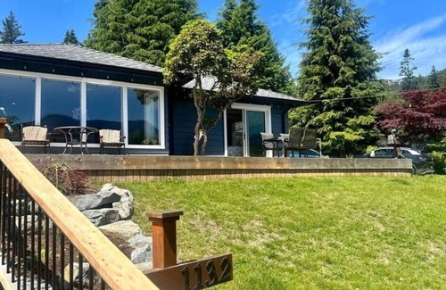 Bowen Island Casa | Ocean & Mountain View Captain's Cottage