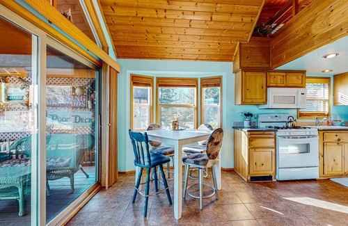 Brookings Cabina | Ocean/mountain view home in Boardman Scenic Corridor with great deck