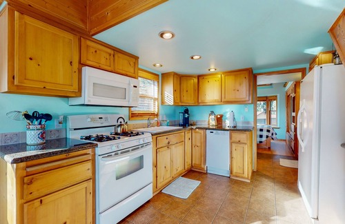 Brookings Cabina | Ocean/mountain view home in Boardman Scenic Corridor with great deck