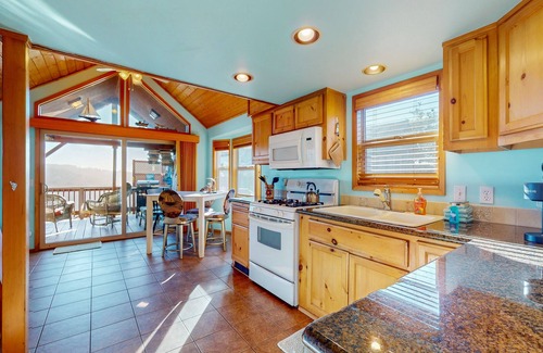 Brookings Cabina | Ocean/mountain view home in Boardman Scenic Corridor with great deck