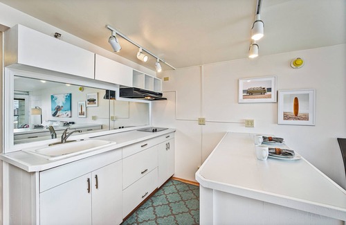 McCully - Moiliili Condominio | Ocean & Mountain Views Condo at the Island Colony w/Spectacular Amenities
