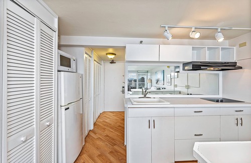 McCully - Moiliili Condominio | Ocean & Mountain Views Condo at the Island Colony w/Spectacular Amenities