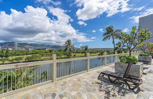 McCully - Moiliili Condominio | Ocean & Mountain Views Condo at the Island Colony w/Spectacular Amenities