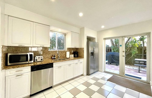 Lauderdale Beach Casa | Ocean Oasis-Steps away from the Beach, Pool, Downtown