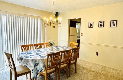 West Chester Casa | Ocean Palace -12 Guests-close to I-75,VOA park,W&S Tennis Tournament,King Island